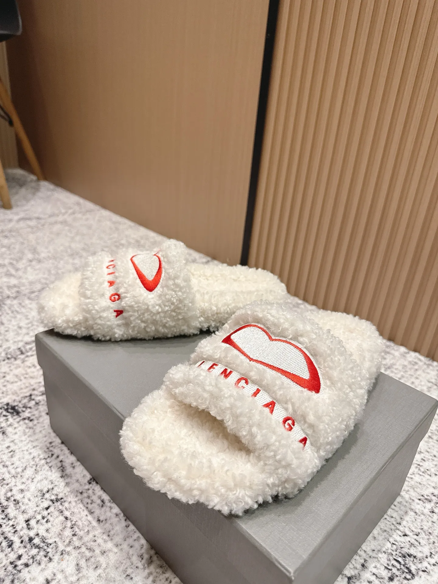 Factory direct sales p380🐘🐘Women's shoes, women's clothing, top version BALENCIAGA ~ Balenciaga fur slippers with new Balenciaga political Campaign logo embroidery! A favorite among European and American celebrities, celebrities, and internet celebrities, the upper is exquisite, hand-sewn and threaded, fluffy and soft against the skin.  This can be worn all year round! Wear it with socks in spring, autumn and winter, or wear it alone in summer. It looks good and is comfortable. The upper is wide, showing your feet and calves, and stepping into it is like bare feet on a carpet. It really matches, wears, and looks so good. When you put it on, it looks casual and simple fashion. It has a high-end feel and is invincible when you go out on the street! Size: 35-40